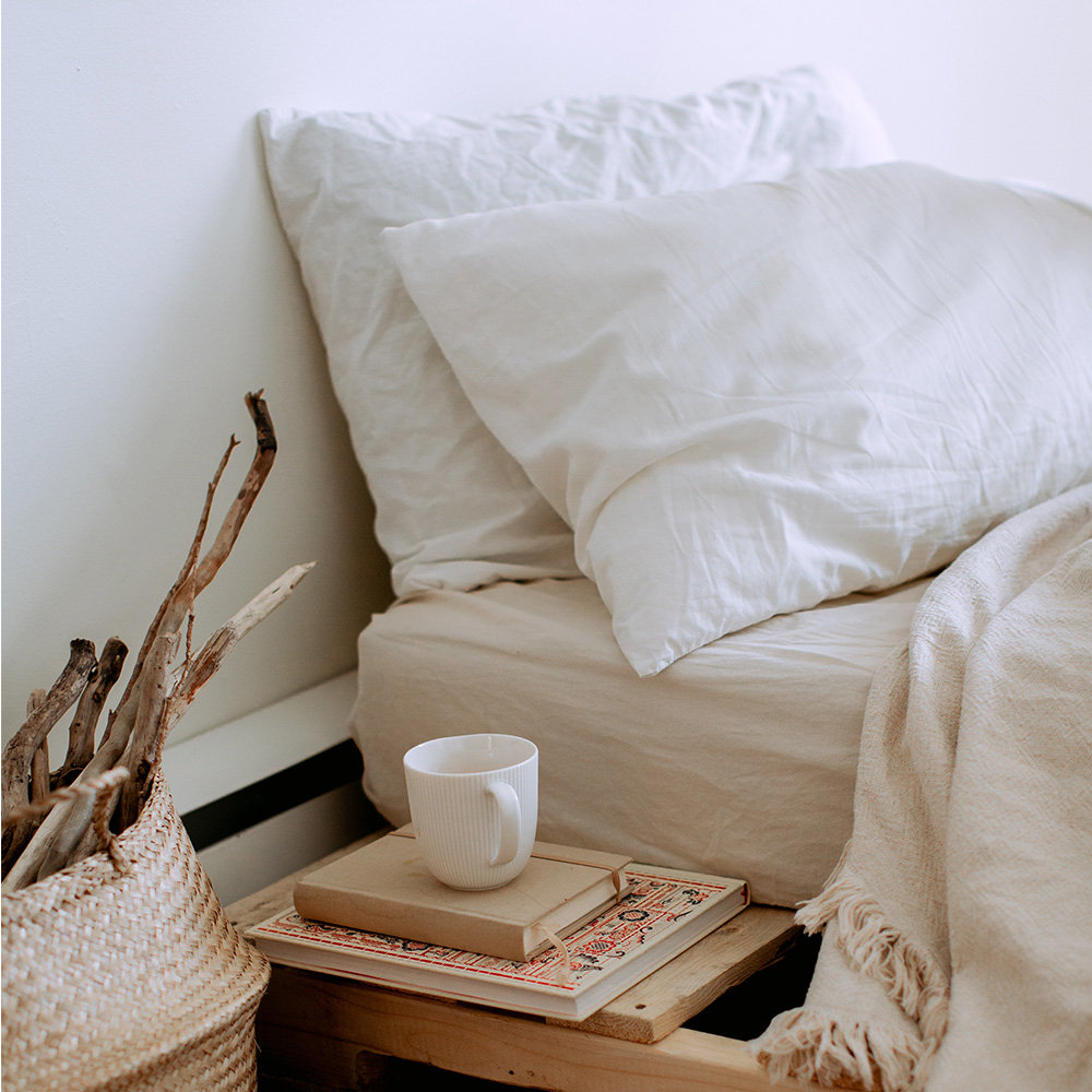 Cama con colchón y almohadas confortables y de calidad